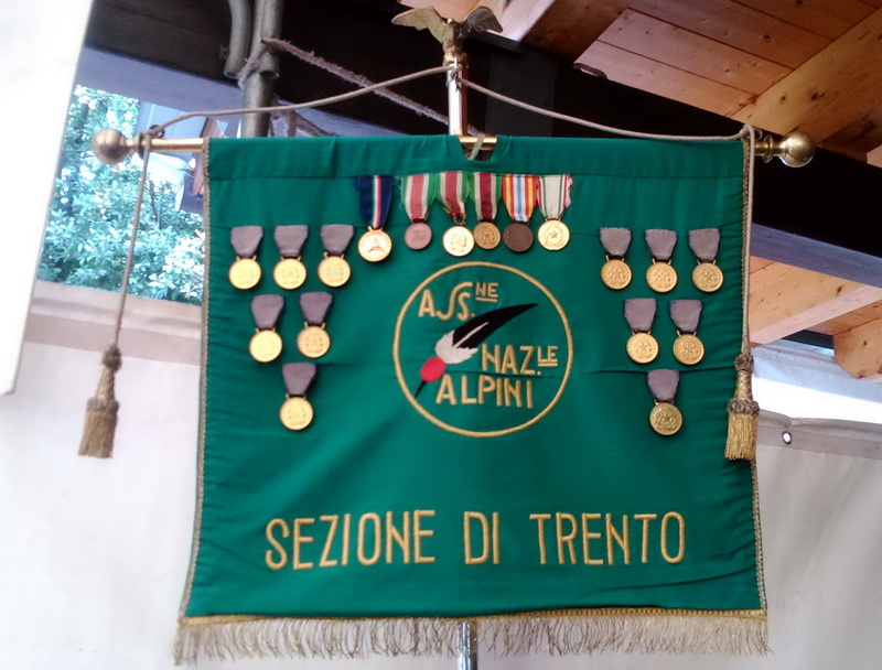 Vexillum Národní asociace Alpinů, sekce Trento