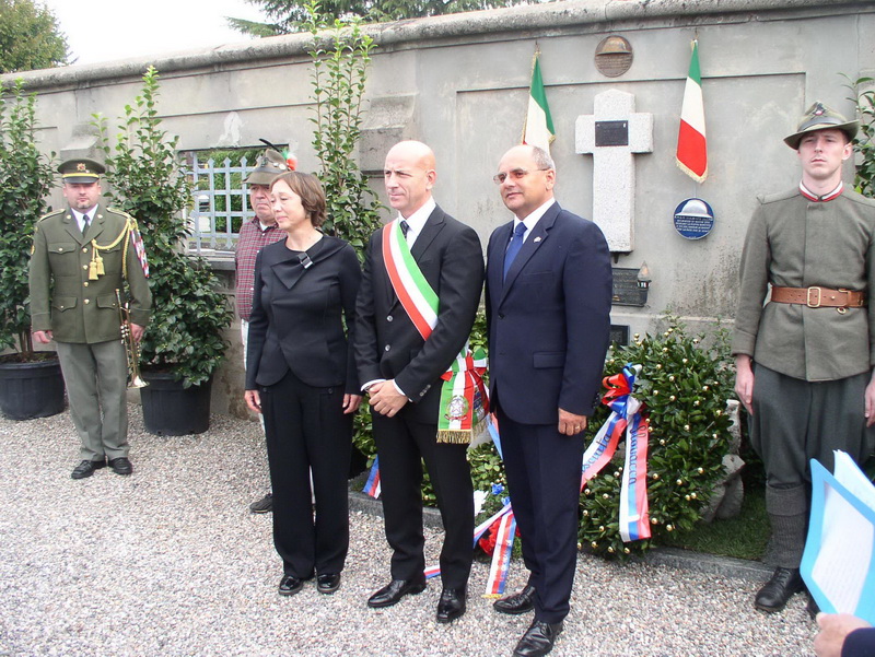 Velvyslankyně České republiky Hana Hubáčková, velvyslanec Slovenské republiky Ján Šoth a starosta města Luigi Salvatore Melis po skončení pietního aktu na městském hřbitově v Solbiate Olona