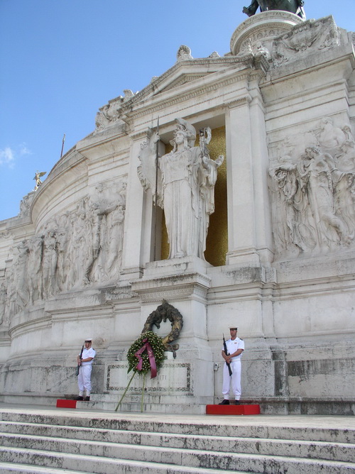 Hrob neznámého vojína v Pomníku sjednocení Itálie na  Piazza Venezia v Římě 