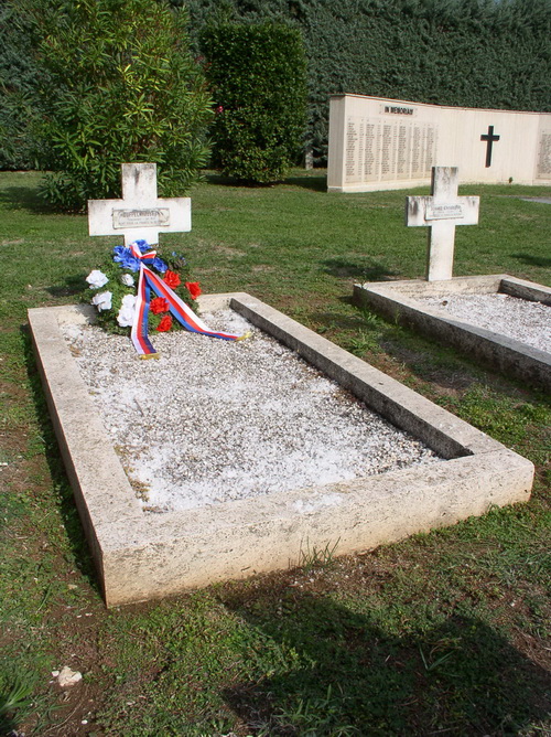 Místo posledního odpočinku poručíka Josefa Dufka, sloužícího za druhé světové války v silách Svobodné Francie, na francouzském válečném hřbitově ve Venafro