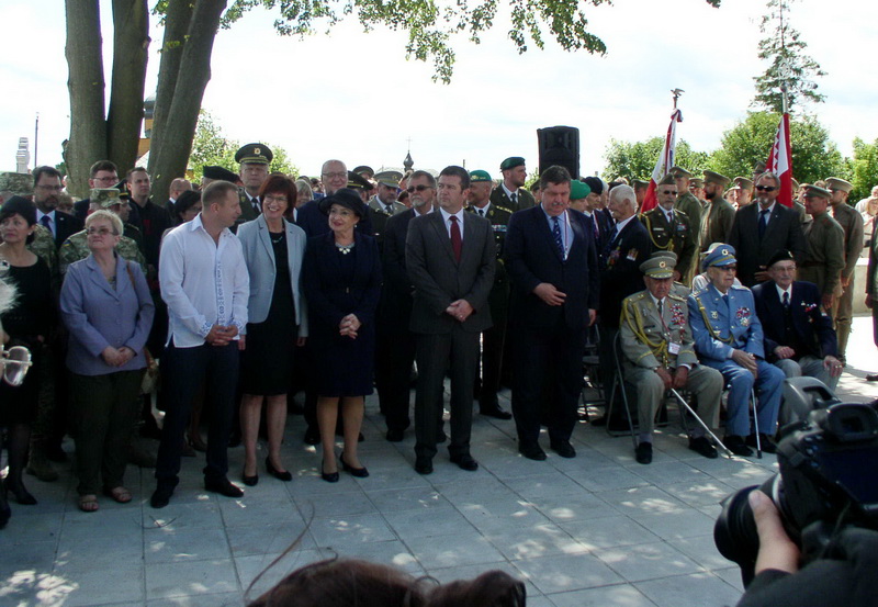 Významní hosté před zahájením pietního aktu u pomníku v Kalynivce 2. července 2017. Foto Tomáš Jakl