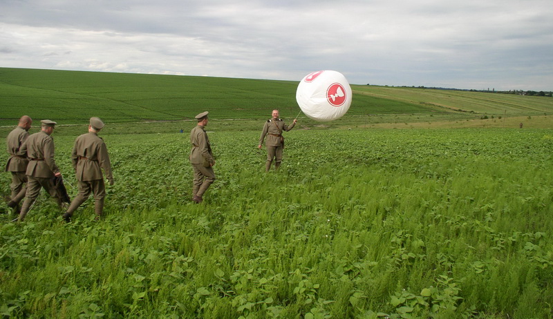 Dobrovolníci Československé obce legionářské při večerním snášení balonů z bojiště. Foto Tomáš Jakl