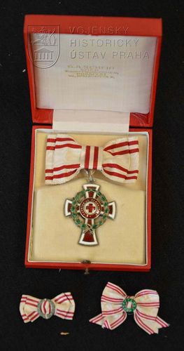 Čestné vyznamenání za zásluhy o Červený kříž II. třídy s válečnou dekorací na dámské stuze