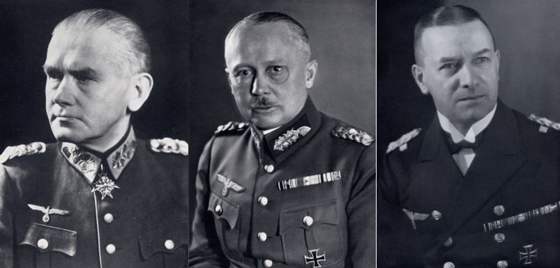 Zleva: Generál polní maršál Werner von Blomberg, říšský ministr války, Generál svobodný pán Werner von Fritsch, vrchní velitel pozemního vojska, Admirál Erich Raeder, vrchní velitel válečného námořnictva. Foto sbírka VHÚ.