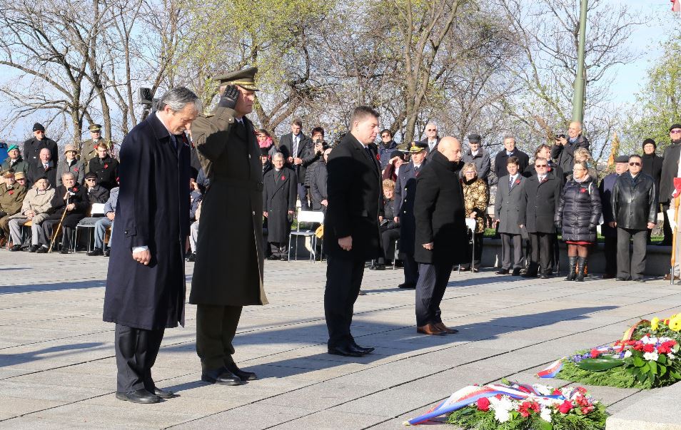 Ministr Stropnický a generál Bečvář vzdávají čest všem padlým veteránům