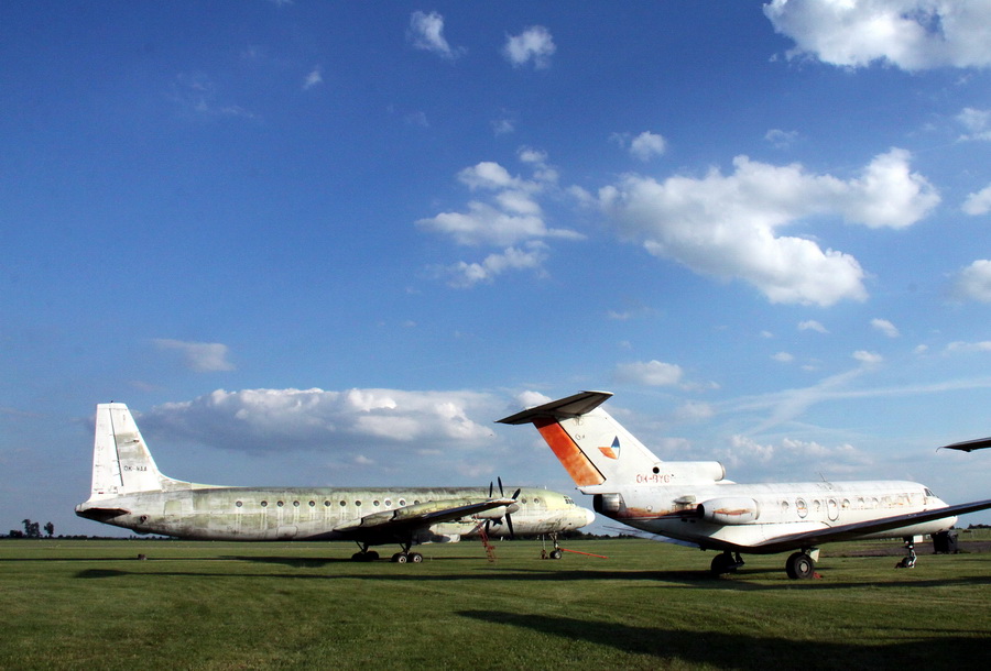 Snímky z dřívější doby - umístění letounu na travnaté ploše 24. zdl. Il-18 a vpravo Jak-40.