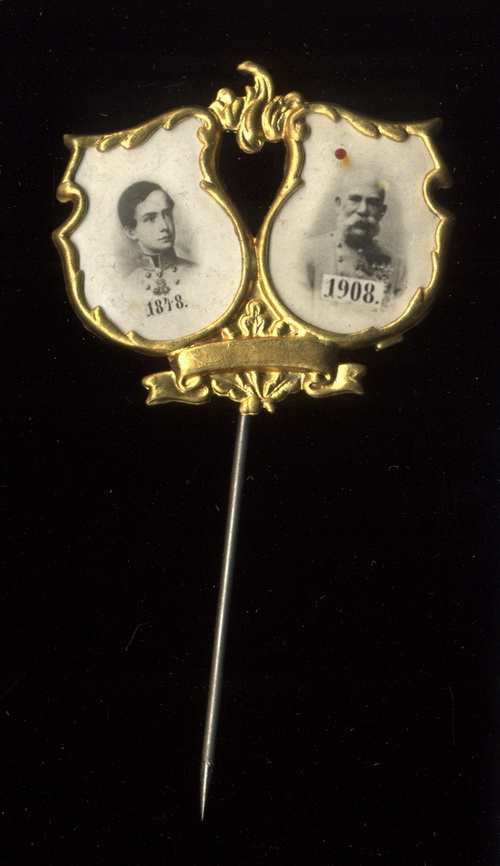 Odznak s dvojportrétem císaře Františka Josefa I. a s daty nástupu na trůn (1848) a výročí 60 let vlády (1908). 
FOTO: VHÚ
