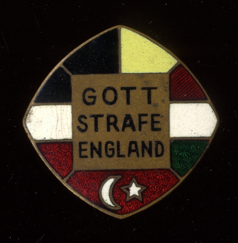 Odznaky s hojně užívaným protibritským heslem „Gott strafe England“ (Nechť Bůh ztrestá Anglii). V rozích odznaku symboly Centrálních mocností – Německého císařství, Bulharského carství, Rakousko-Uherska a Osmanské říše. 
FOTO: VHÚ
