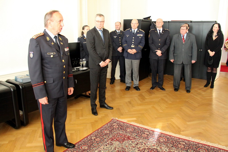 Setkání a křest knihy proběhlo v prostorách Vojenské kanceláře prezidenta republiky. Vlevo náčelník VKPR generálmajor Jan Kaše.