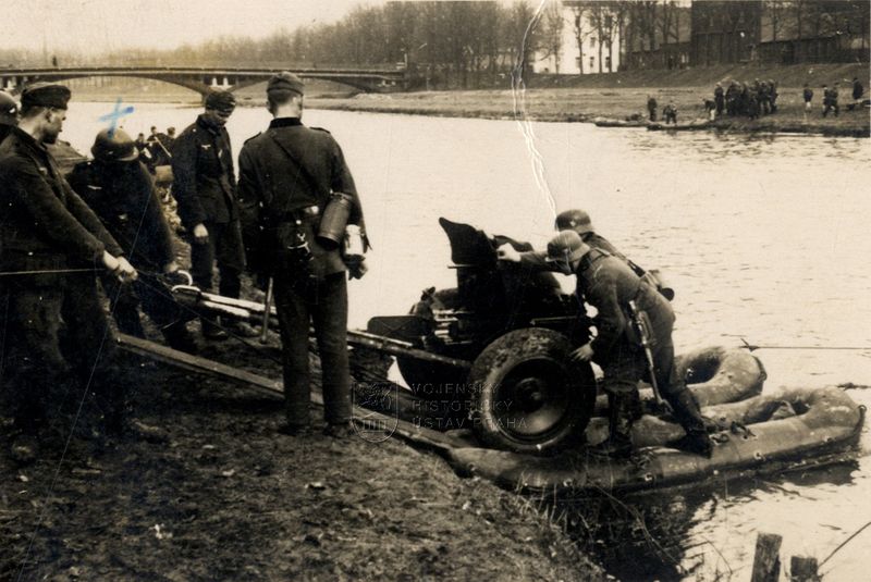 Výcvik obsluhy německých protitankových kanónů 3,7 cm PaK 36