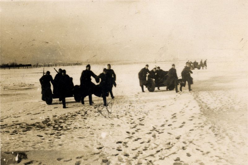 Německé protitankové kanóny 3,7 cm PaK 36 při přesunu, zima 1939-40