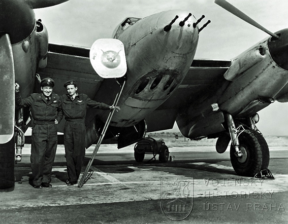 Bývalé „Wintonovo dítě“ a pozdější absolvent pilotního kursu v Československu Hugo Marom u svého letounu Mosquito v roce 1954.