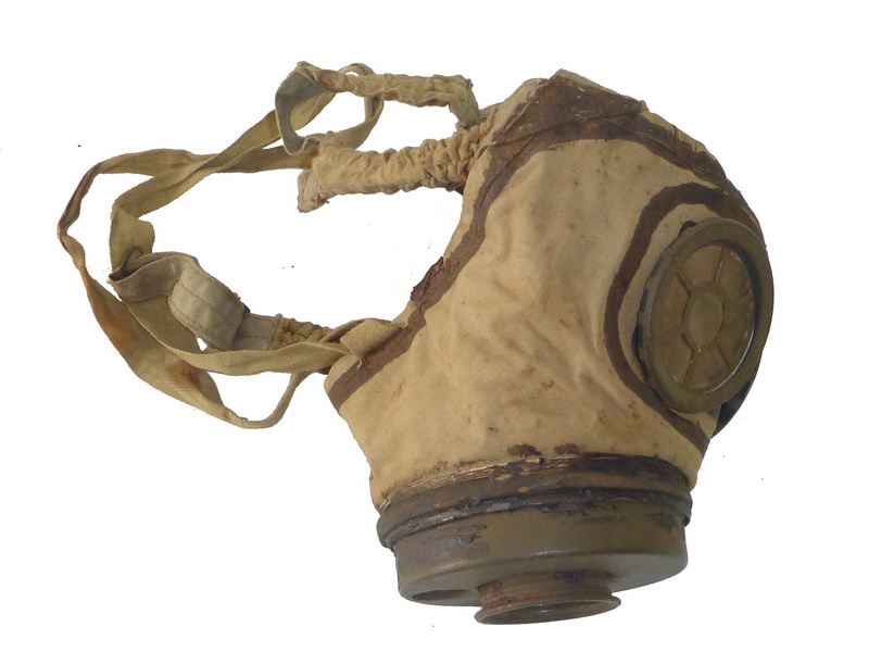 Francouzská ochranná maska ARS. Ventilovou komoru tvoří bubínek připevněný k masce omotaným motouzem. Foto: VHÚ
