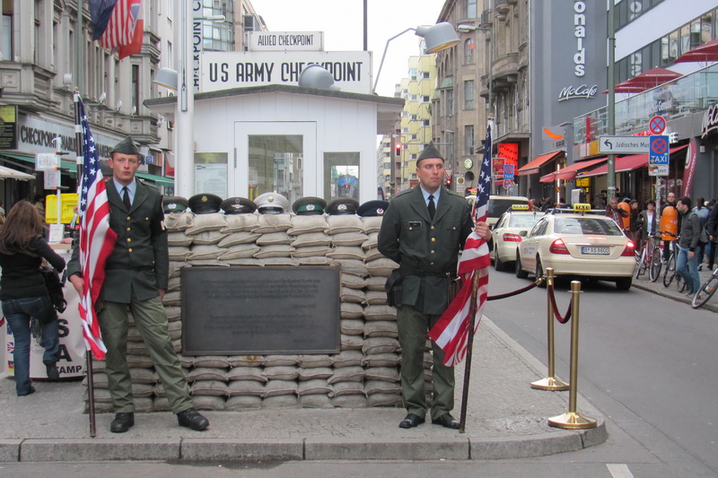 U sousedů: slavný přechod Checkpoint Charlie v Berlíně