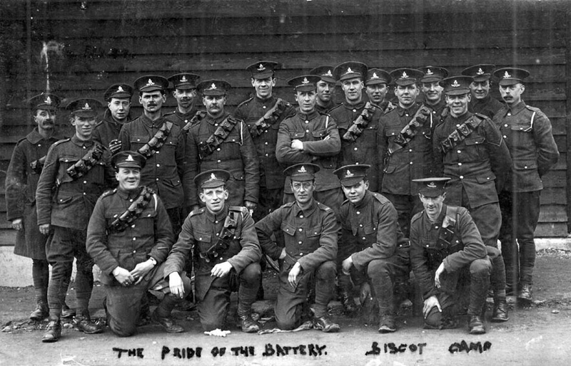 Společná fotografie příslušníků baterie C 6. záložní výcvikové brigády britského Královského dělostřelectva v táboře Biscot Camp v Lutonu. František Kopecký stojí čtvrtý zleva.