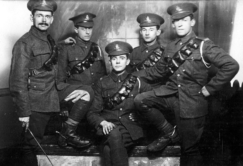 Skupina československých dobrovolníků v britském Královském dělostřelectvu na počátku roku 1917. Zleva: František Kopecký, Alexander Olmer, Jaroslav Hajn, Josef Kořínek (†5. listopadu 1918 u Cambrai na španělskou chřipku) a Jan Hájek.

