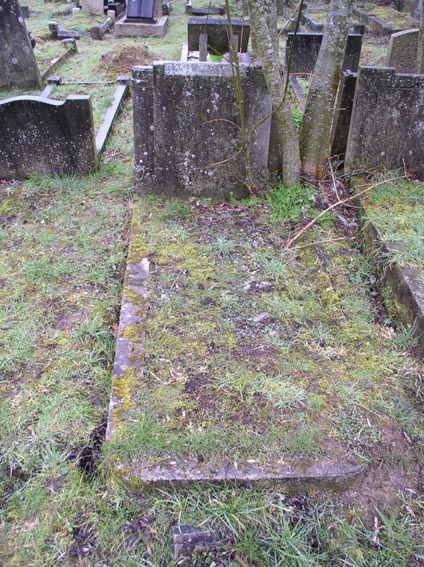 Místo posledního odpočinku Františka Kopeckého na hřbitově Islington & St. Pancras Cemetery v Londýně.
(Foto T. Jakl)