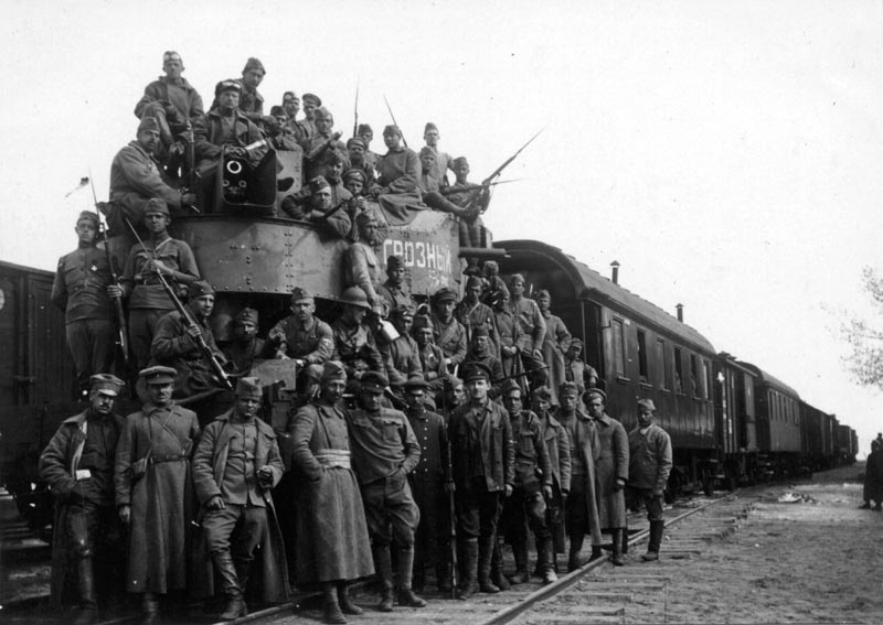 Československý improvizovaný obrněný vlak GROZNYJ v Serdobsku 29. května 1918. Vladimír Kučka stojí vpředu, šestý zprava.