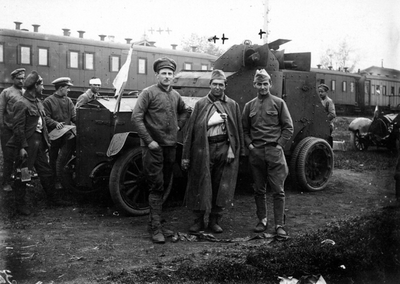 Vladimír Kučka (vpředu vlevo) s ukořistěným obrněným automobilem po boji u Lipjag.