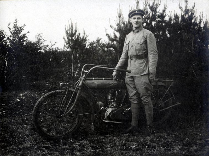 S motocyklovými závody se Vladimír Kučka seznámil již v roce 1919 v Irkutsku na Sibiři.