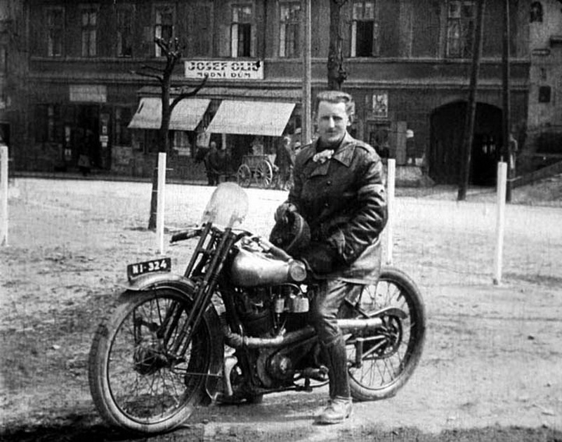 Vladimír Kučka 9. května 1926 s motocyklem Brough-Superior SS 100 na X. mezinárodním závodu automobilů do vrchu Zbraslav – Jíloviště, ve kterém zvítězil.

