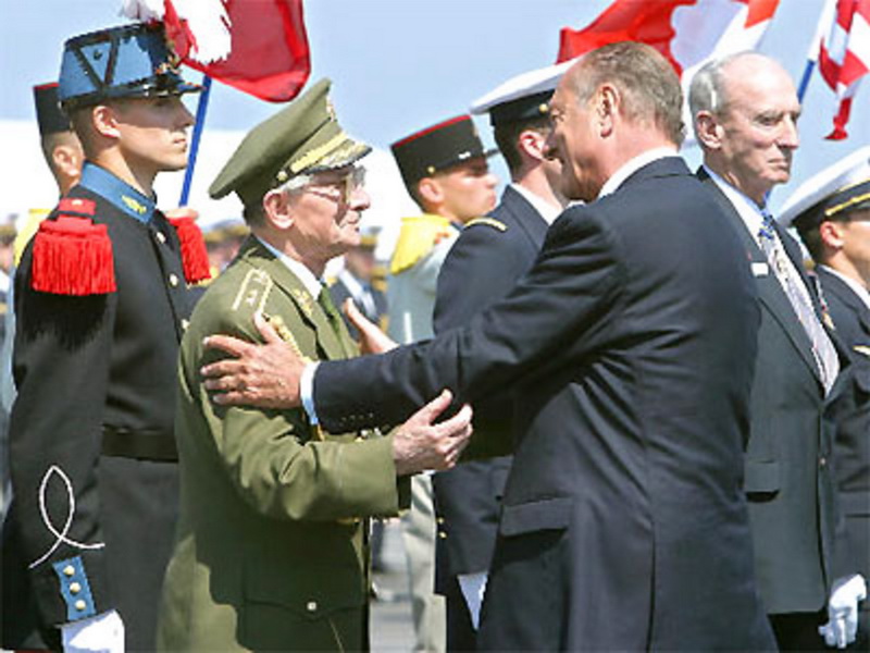 Český generál Antonín Špaček (druhý zleva) byl 6. června v Arromanches jmenován rytířem Řádu čestné legie. Nejvyšší francouzské vyznamenání převzal z rukou prezidenta Francie Jacquesa Chiraka.