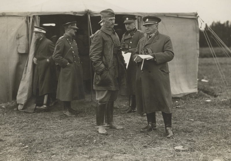 Polním velitelem v terénu. Arm.gen. Josef Bílý v polní ústroji a s polním kukátkem na hrudi při závěrečných cvičeních Zemského vojenského velitelství Praha z počátku 30. let.
FOTO: VHÚ Praha
