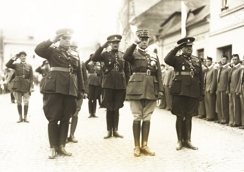 Náčelník Generálního štábu francouzské armády gen. Maurice Gamelin (v první řadě uprostřed) byl nejdůležitějším hostem čs. vlády a vojenského velení v době závěrečných cvičení čs. armády v roce 1934. Doprovázeli jej zleva generální inspektor branné moci gen. Jan Syrový a náčelník Hlavního štábu gen. Ludvík Krejčí (vpravo).
FOTO: VÚA‒VHA
