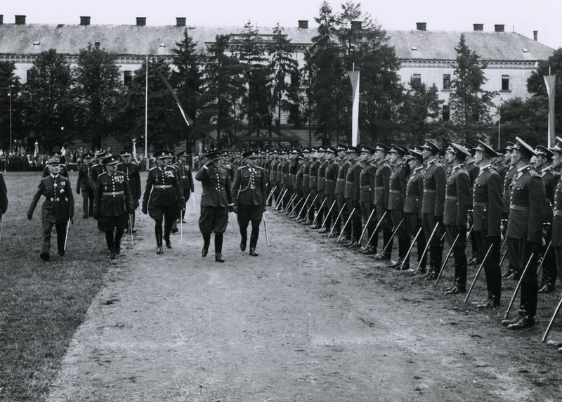 Vyřazení nových poručíků, Vojenská akademie v Hranicích, srpen 1938. Řady nových důstojníků přehlíží František Machník. I těchto slavnostních příležitostí se účastnil pplk.gšt. V. Kropáček.
FOTO: VÚA‒VHA
