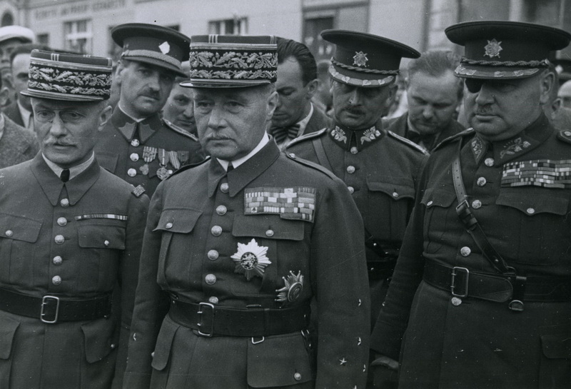 V nejprestižnější vojenské společnosti. Arm.gen. Josef Bílý (druhý zprava) v době konání závěrečných cvičení z roku 1934. V popředí uprostřed gen. Maurice Gamelin, náčelník Generálního štábu francouzské armády, zcela vpravo arm.gen. Jan Syrový, generální inspektor branné moci, zcela vlevo arm.gen. Louis-Eugèn Faucher, náčelník Francouzské vojenské mise v Československé republice. Posledně jmenovaný náležel do okruhu blízkých přátel arm.gen. J. Bílého.
FOTO: VÚA‒VHA
