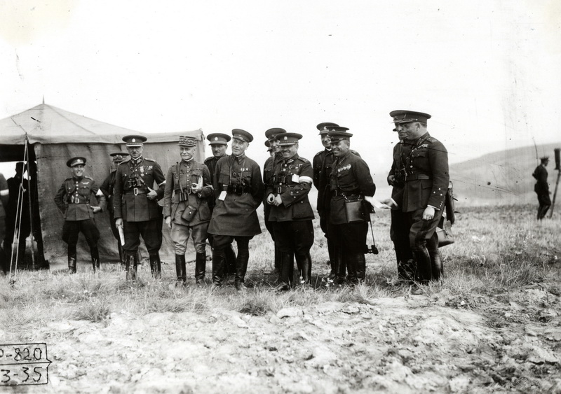 Novými trendy ve vojenství se čs. Hlavní štáb nechal inspirovat v rámci kontaktů s Rudou armádou. Zde arm.gen. Ludvík Krejčí (uprostřed) a po jeho pravici generál Boris Michajlovič Šapošnikov, čelný sovětský vojenský teoretik a náčelník Frunzeho vojenské akademie v době pobytu delegace SSSR na závěrečných cvičeních čs. armády v létě 1935, tedy nedlouho po navázání diplomatických styků obou zemí.
FOTO: VHÚ Praha
