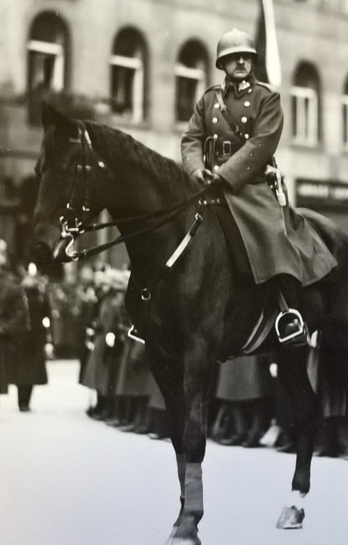 Arm.gen. Josef Bílý jako velitel defilé československé armády, jež se konalo v Praze 28. října 1933 jako demonstrace vůle československé společnosti bránit se v době nástupu totalit a nové vlny mezinárodního revizionismu. Přehlídku vojsk vykonal prezident republiky Tomáš Garrigue Masaryk.
FOTO: VÚA‒VHA
