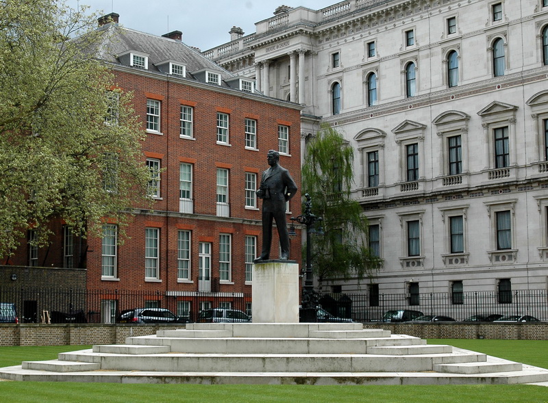 Od roku 1983 stojí na prostranství Horse Guards Parade v Londýně nedaleko Ministerstva zahraničí Bělského socha Lorda Mountbattena, posledního britského vicekrále v Indii. Odhalila ji sama královna Alžběta II. Viceadmirál Louis Mountbatten (1900–1979) např. v roce 1942 naplánoval nájezdy commandos na francouzské přístavy St. Nazaire a Dieppe. V roce 1943 se stal vrchním velitelem spojeneckých sil v jihovýchodní Asii. 12. září 1945 přijal v Singapuru kapitulaci Japonců.
FOTO: Jaroslav Beránek
