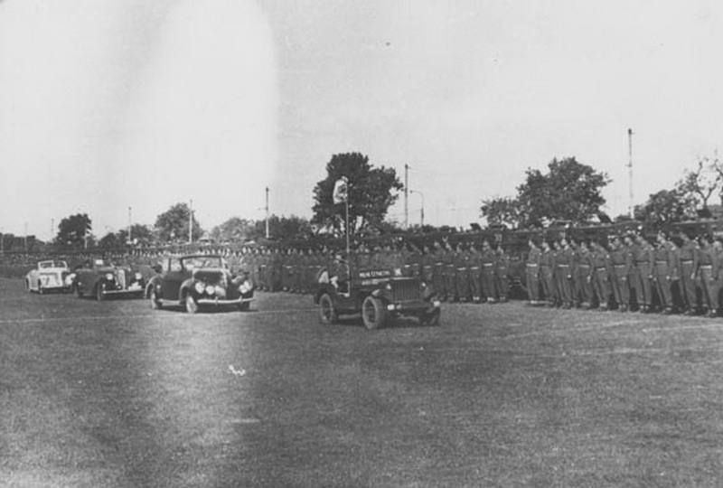 Velitel oddílu polního četnictva Československé samostatné obrněné brigády, major František Divoký, vede kolonu vozidel prezidenta republiky při přehlídce brigády v Praze na Vypichu 30. května 1945.