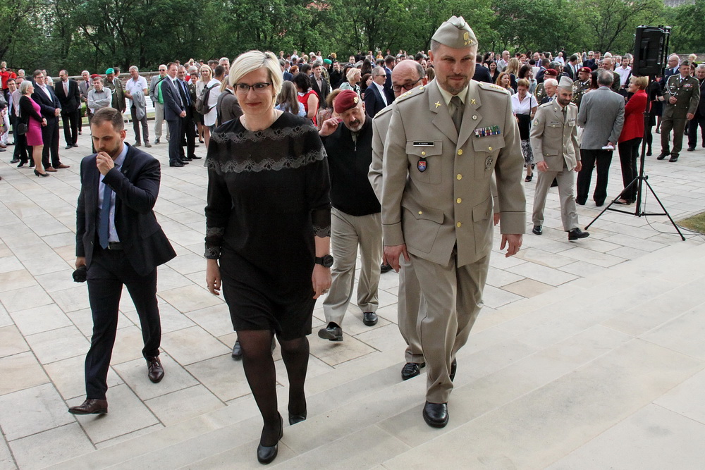 Ministryně obrany Karla Šlechtová a plk. Michal Burian vstupují na výstavu 