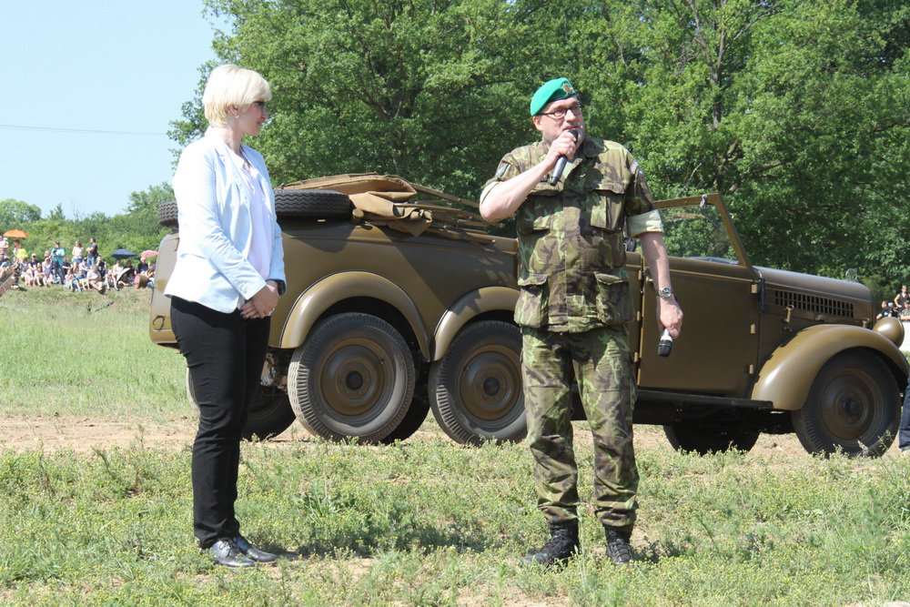 Ministryně obrany Karla Šlechtová a ředitel VHÚ, plk. gšt. Aleš Knížek