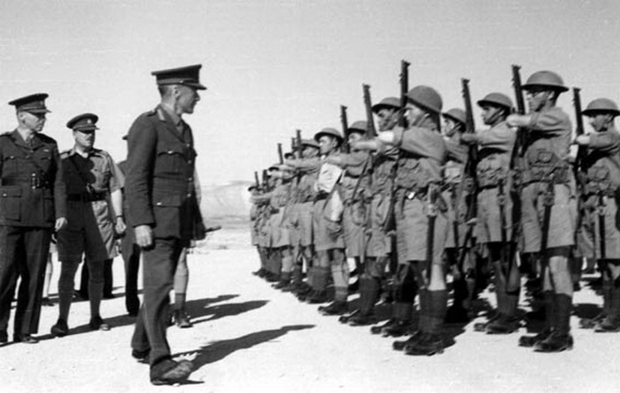 Britský generál Neame při přehlídce československého pěšího praporu 11 – Východního v Jerichu 21. února 1941. Druhý zleva styčný důstojník praporu, Eduard Josef Lobkowicz.

