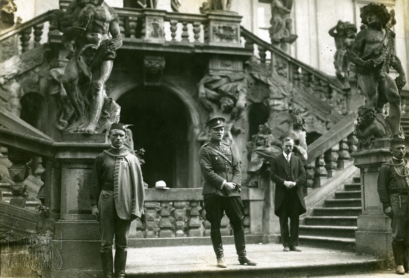 Pplk. Rudolf Medek slavnostně zahajuje činnost Muzea čsl. zahraničních vojsk Památníku odboje v Trojském zámku

