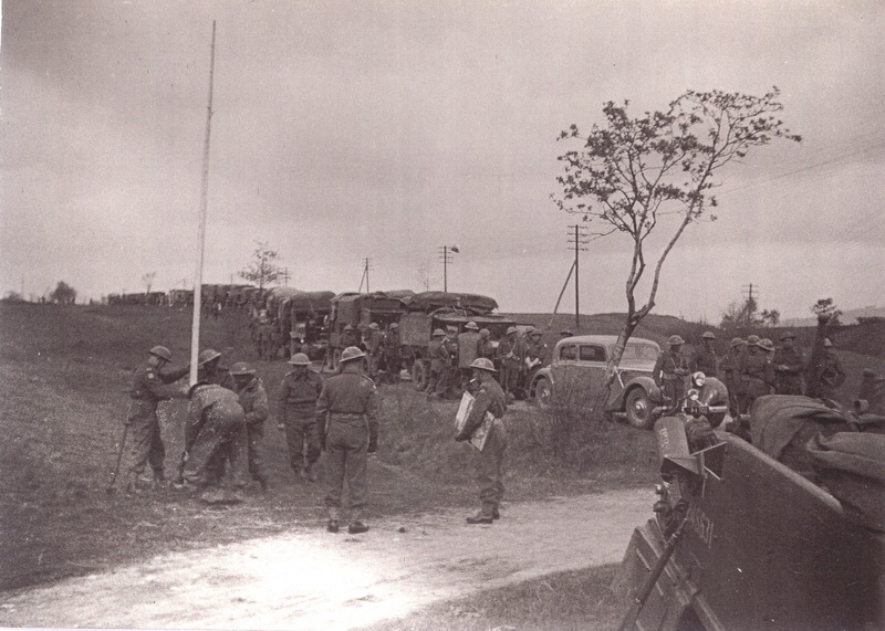 Vojáci Kombinovaného oddílu vztyčují československou vlajku na hranicích republiky v Pomezí nad Ohří 1. května 1945
(VÚA-VHA)

