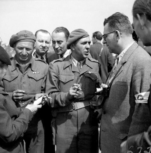 Štábní kapitán Pujman při uvítání Košické vlády po jejím příletu na letiště Kbely 10. května 1945
(VÚA-VHA)
