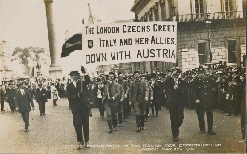 Demonstrace londýnských Čechů 27. května 1915 po vstupu Itálie do první světové války na straně Dohody. Transparent nesou Jan Sýkora (vpravo) a Kamil Wyn. 
(VÚA-VHA)
