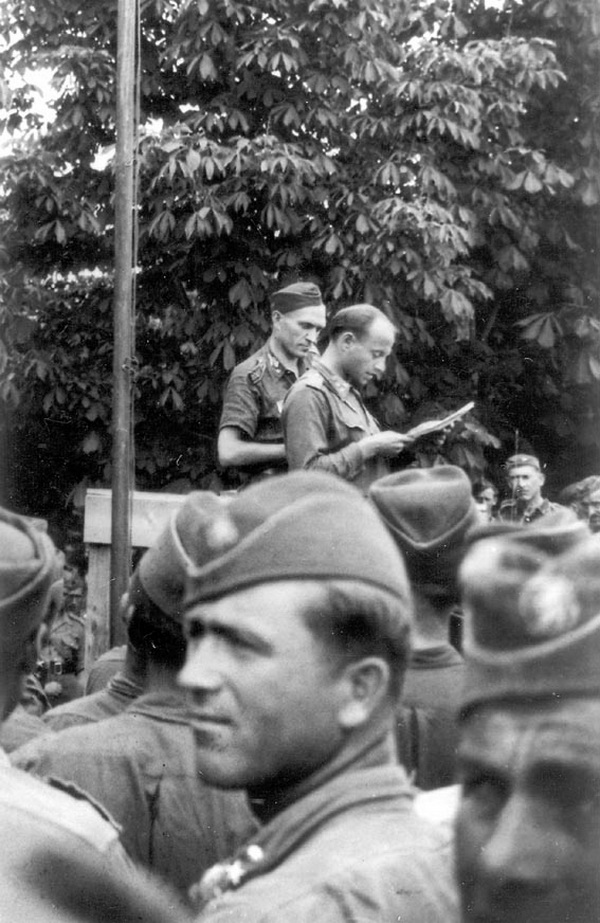 Představitelé ilegálního národního výboru Vládního vojska v Itálii, PhDr. Jiří Maria Veselý a MUDr. František Staudek, Ponton 23. května 1945

