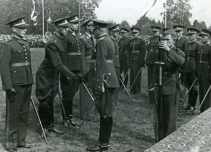 Brig.gen. Otakar Zahálka, velitel Vojenské akademie, s právě vyřazenými novými poručíky.
FOTO: VÚA‒VHA
