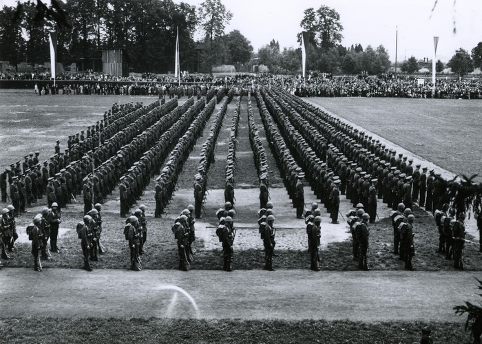 Vojenská akademie v Hranicích ve druhé polovině 30. let. Slavnostní vyřazení nových poručíků.
FOTO: VÚA‒VHA
