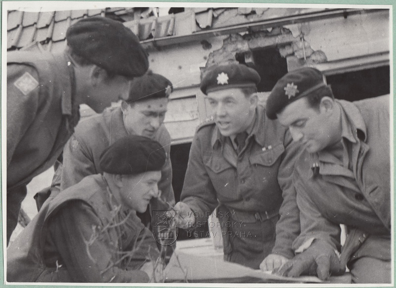 Bernard Šik (druhý zprava) jako velitel 3. roty tankového praporu 2 na frontě u Dunkerku, jaro 1945
Foto: VÚA–VHA Praha
