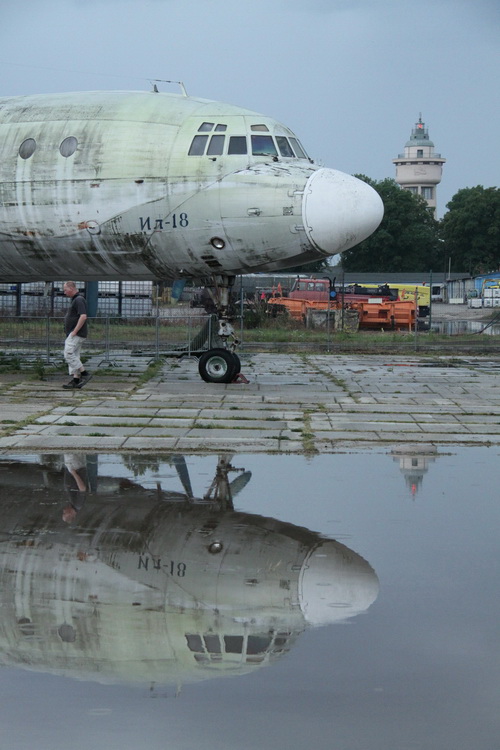 Il-18 před hangárem č. 43