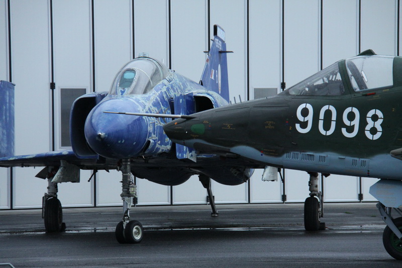 Phantom F-4, vpravo Su-25