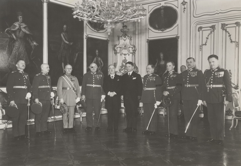 Edvard Beneš, prezident republiky, s Františkem Machníkem, ministrem národní obrany a nejvyššími představiteli čs. branné moci.
FOTO: VHÚ Praha
