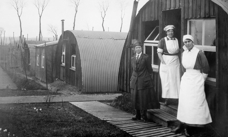 Olive Edis: Velitelka Johnsonová se svými dvěma podřízenými z General Service Voluntary Aid Detachment Motor Convoy v Abbevillu, Francie 1919.
FOTO: IWM
