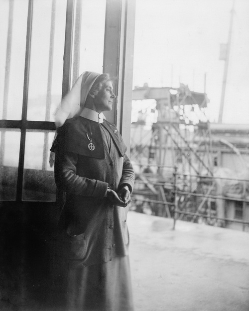 Olive Edis: Slečna Minnsová, Queen Alexandra´s Imperial Nursing Service, ve francouzském přístavu Le Havre, 1919. 
FOTO: IWM
